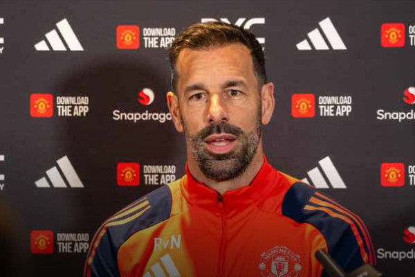 范尼斯特鲁伊临时执教曼联,赛前与老东家会面